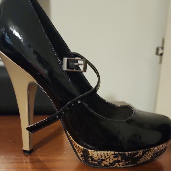 Steve Madden Black and Gold Heels with Platform Sole - Picture 1 of 2